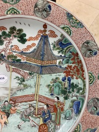 Un plat en porcelaine de Chine famille verte &agrave; d&eacute;cor de figures dans un paysage, Kangxi